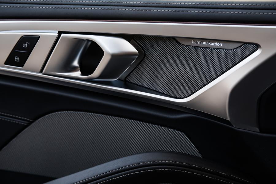 Детали интерьера BMW M850i xDrive Carbon Package (G15) 2018 года  (UK) (фото 35 из 40)